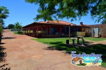 Rancho São Miguel - Mesinhas ao Lado da Varanda