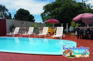Rancho Laura Mariana - Piscina ao Lado da Varanda