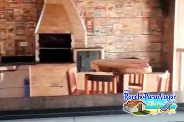 Rancho Recanto Dorotheo - Vista da Cozinha para a Área de Churrasco