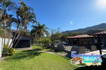 Rancho Só Encanto - Vista da Casa para a Piscina