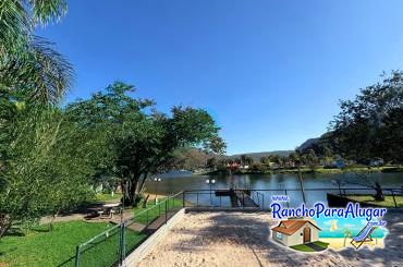 Rancho Só Encanto - Vista da Quadra de Areia para o Rio