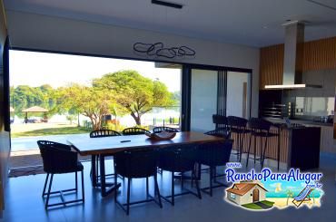 Rancho Flamboyant - Vista da Sala para a Área Gourmet