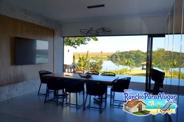 Rancho Flamboyant - Vista da Sala para a Piscina