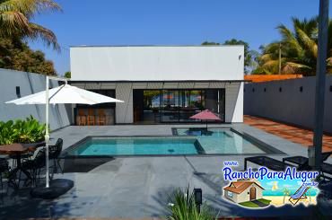 Rancho Oliveira - Vista da Varanda para a Piscina